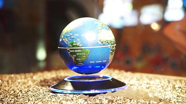 蓝色行星地球背景地球在磁功率模型上旋转视频下载
