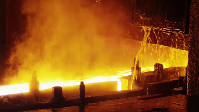 重工业机械加工熔化燃烧铁棒。视频下载