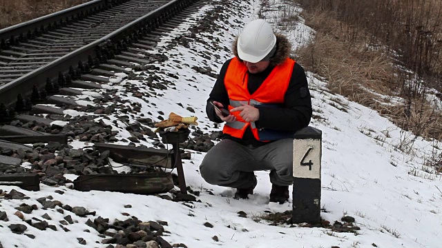 铁路工作人员检查信号继电器视频下载