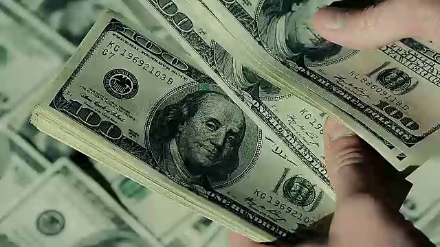 特写男子在数钱。100美元的钞票。视频素材