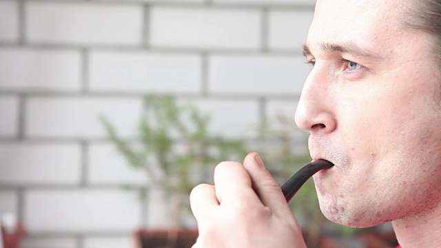 抽烟斗的男人视频下载