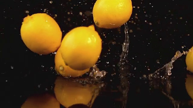 四个柠檬坠落的慢动作视频视频下载