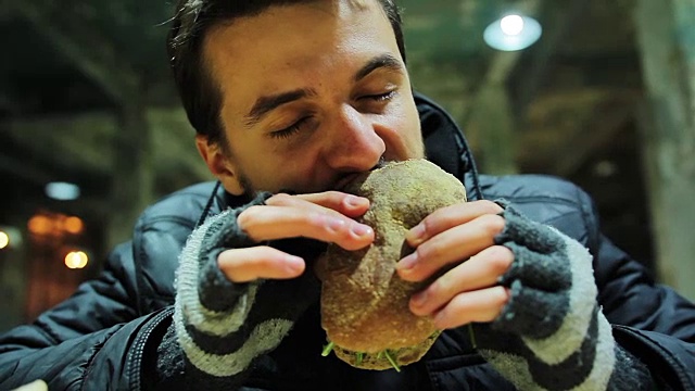 饥肠辘辘的无家可归者在慈善机构吃蔬菜三明治视频下载