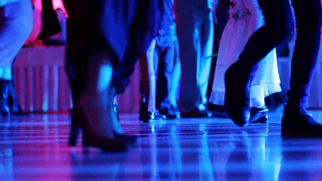 一个女人的腿的近距离职业舞者有乐趣在夜总会。视频下载
