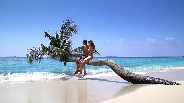 一对情侣在热带海滩上享受假期。缓慢的运动。视频素材