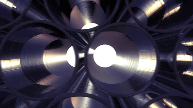 成排的金属管道，里面有反射和太阳耀斑。循环动画。金属工厂的钢管。视频素材