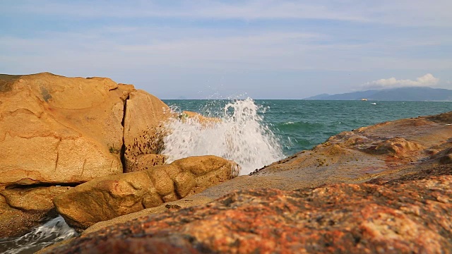 海浪拍打着岩石视频下载