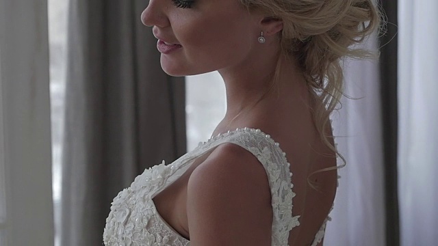 穿着婚纱摆姿势的美丽新娘视频素材