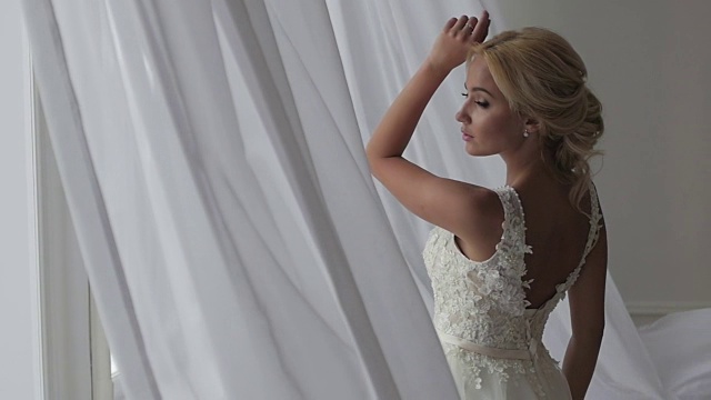 穿着婚纱摆姿势的美丽新娘视频素材