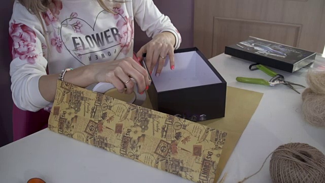 漂亮姑娘做的结婚礼物盒子很好看视频下载