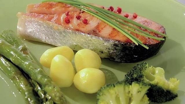 烤鲑鱼配蔬菜视频素材