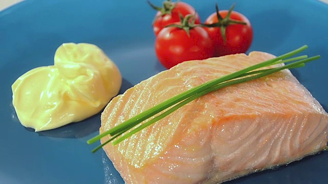 清蒸鲑鱼配蛋黄酱和西红柿视频素材