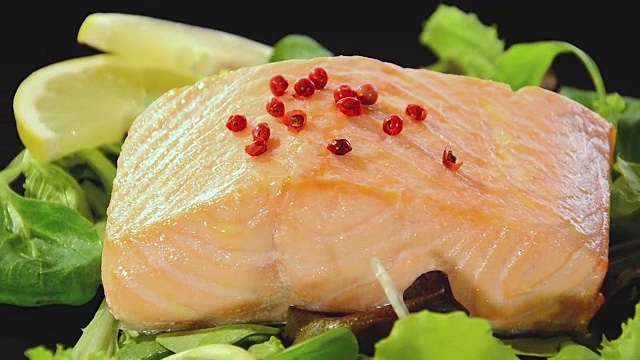 清蒸鲑鱼配生菜和番茄视频素材