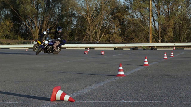 摩托车驾驶课程之间的交通锥莫托金卡纳摩托车手视频下载