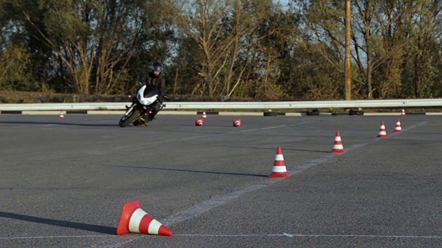摩托车练习在交通锥之间摩托金卡纳摩托车手视频下载