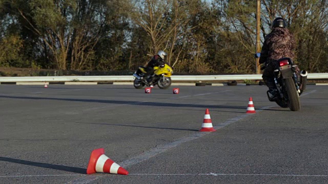 摩托车驾驶课程之间的交通锥莫托金卡纳摩托车手视频下载