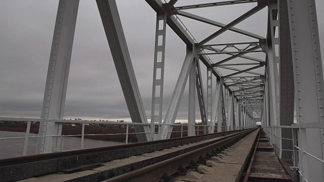 空桥全景，碑文，穿过河流的旧铁路桥，视频下载