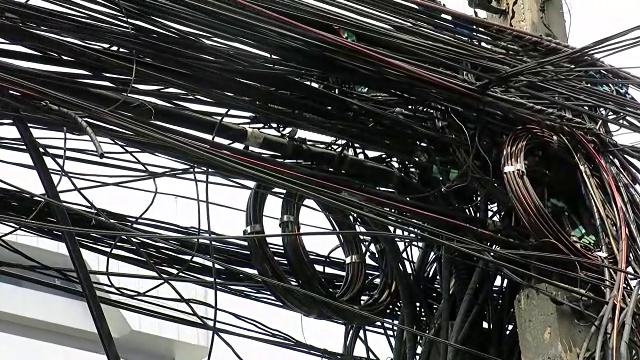 电话线、电线和电缆的混乱视频素材