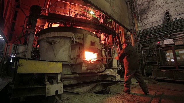 冶金厂的工人在高炉车间工作视频下载