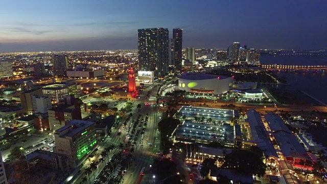 黄昏时分无人机拍摄的迈阿密市中心视频下载