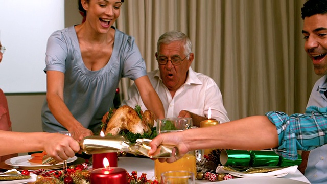 家人在家吃圣诞晚餐视频素材