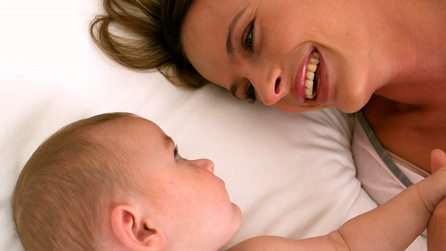 可爱的宝宝和妈妈在床上视频素材