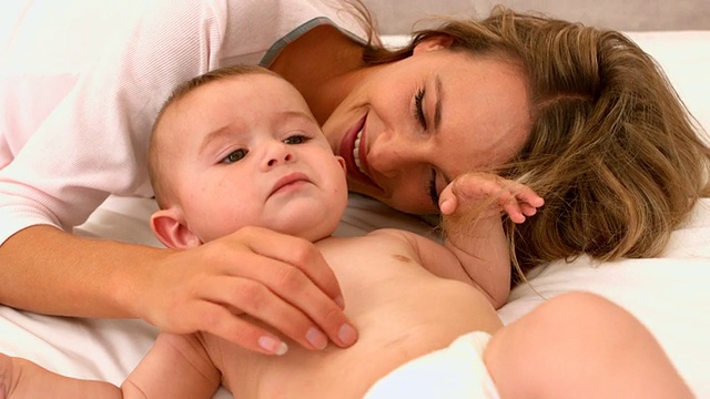 可爱的宝宝和妈妈在床上视频素材