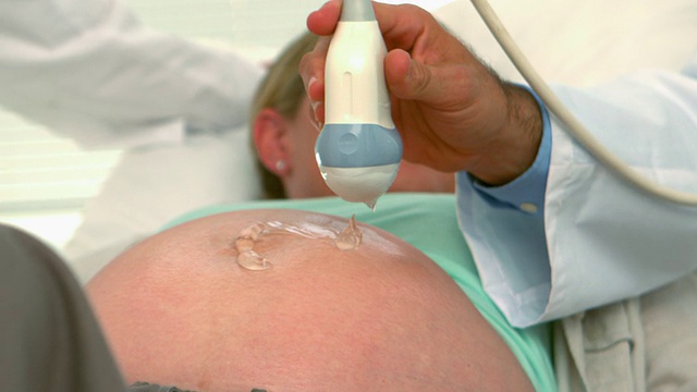 怀孕的金发女郎正在做超声波扫描视频下载