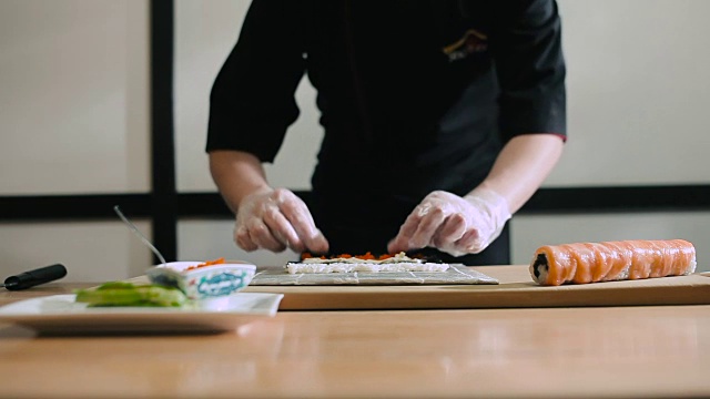 寿司师傅烹饪寿司卷视频素材