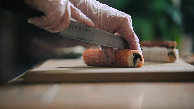 将寿司卷切成一份视频素材
