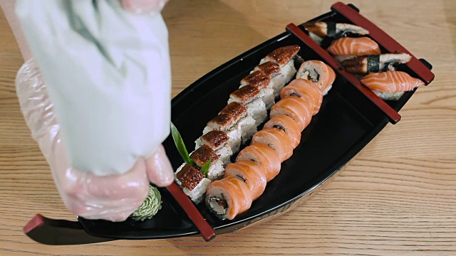 寿司师傅把寿司和芥末放在盘子里视频素材