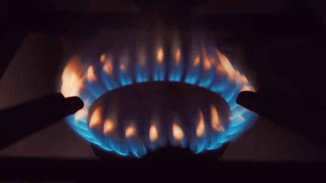 在厨房的炉子里燃烧煤气。火焰的尖端涂上了不同的颜色。宏视频素材
