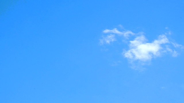 蓝天映衬着美丽的云彩。视频下载