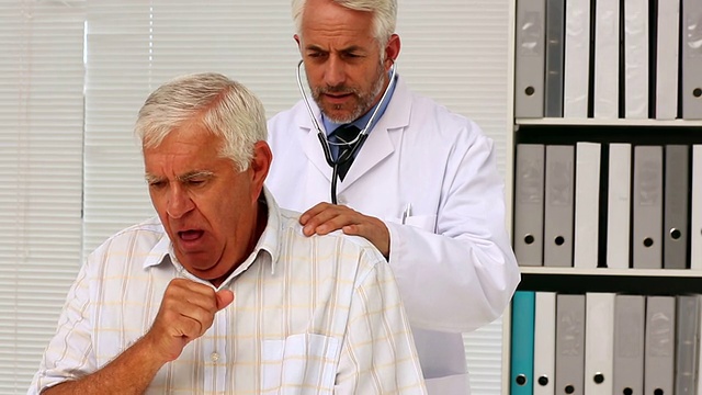 医生检查他的老病人谁有咳嗽视频下载