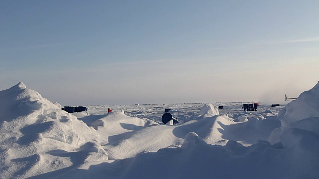 4架直升机一个接一个起飞。俄罗斯位于北极的“巴尼奥”冰营。视频下载