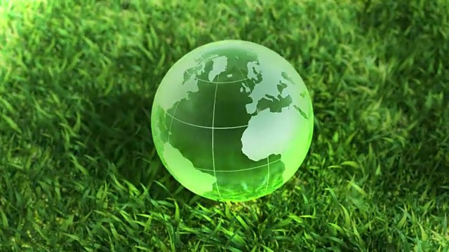 生态环境理念，玻璃球在绿草中视频下载