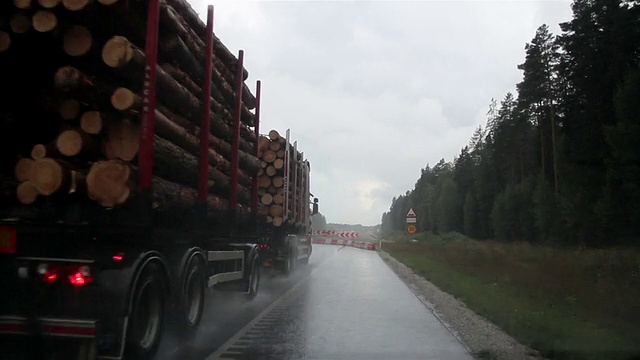 在雨天驾驶，同时通过一个欠建设的高速公路视频素材
