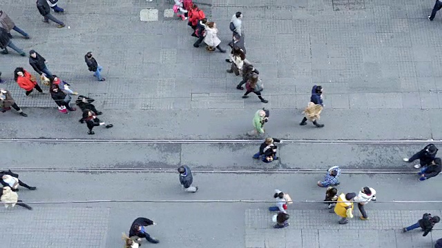 一群人走在土耳其伊斯坦布尔Beyoglu的istikal街上。视频素材