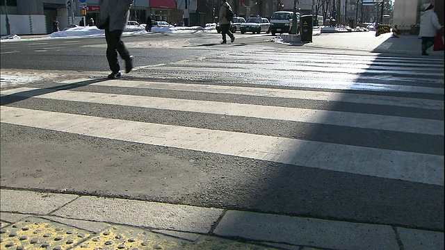 日本札幌，行人穿过人行横道。视频素材