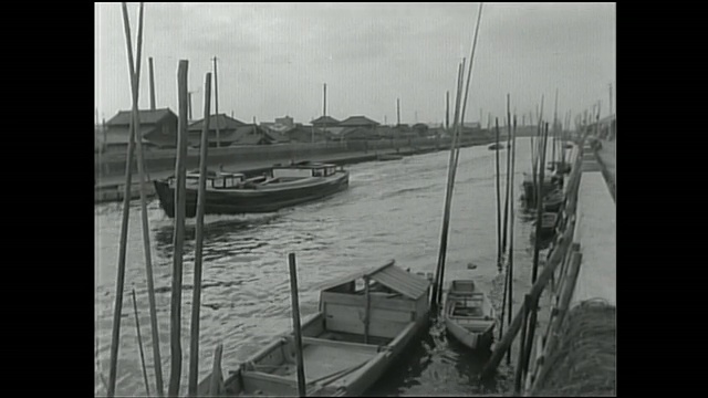 日本东京，沿着荒川河，船只沿着地面下沉进入Koto-ku。视频素材