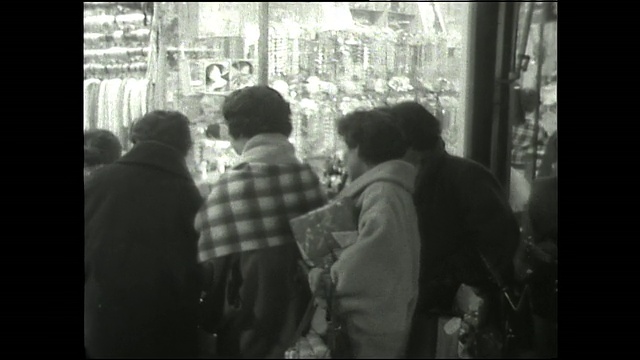 年终大减价期间，日本妇女在一家零售商店的橱窗里张望。视频素材
