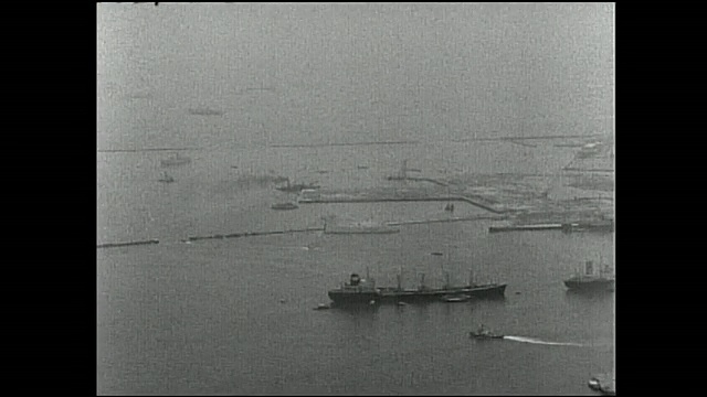 货船驶过东京港口填海造地的陆地。视频素材