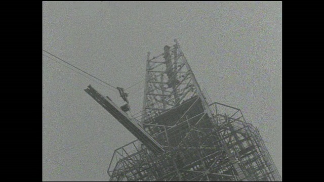 起重机将外部结构的大梁吊向东京塔的装配位置。视频下载