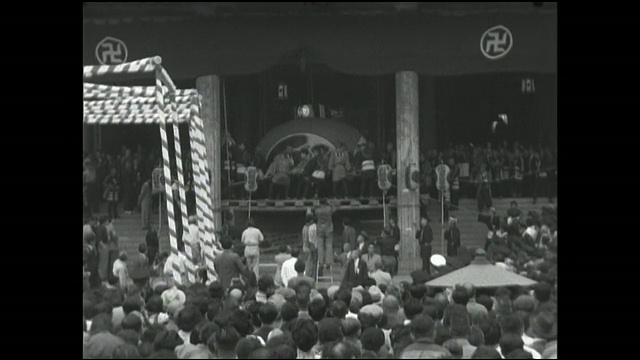 在揭幕仪式前，观众聚集在浅草寺主厅。视频素材