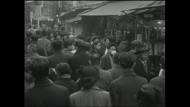 东京，一个街头商人试图在拥挤的人行道上吸引顾客。视频素材