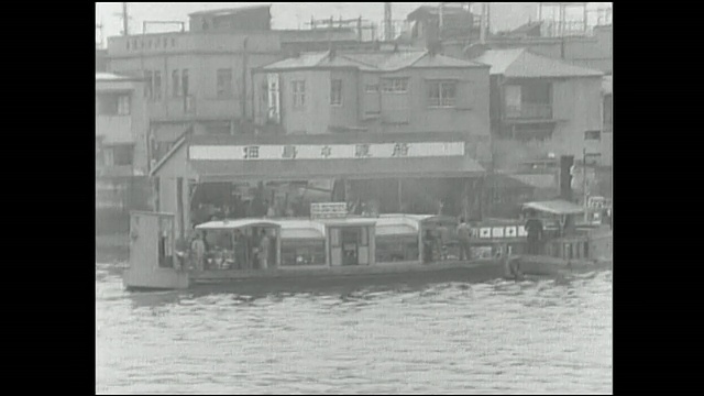 一艘筑田渡船驶近住田河的一个码头。视频素材