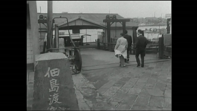 渡船上的乘客经过一个标记，准备登上筑田渡船。视频素材