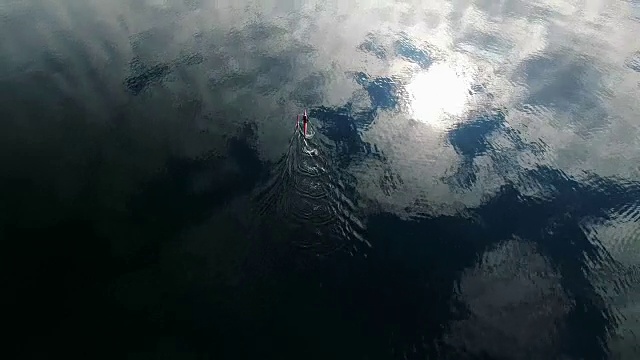 在明镜般的水中跟随着一名海上皮划艇运动员视频下载