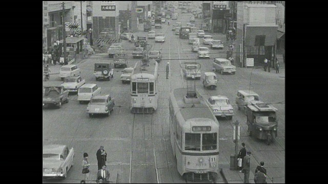 东映街车在东京银座附近拥挤的街道上相互交错。视频素材