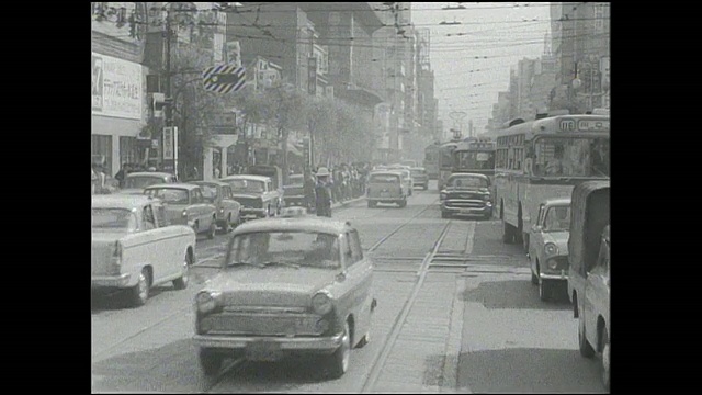 东映有轨电车在东京拥挤的银座街道上行驶。视频素材